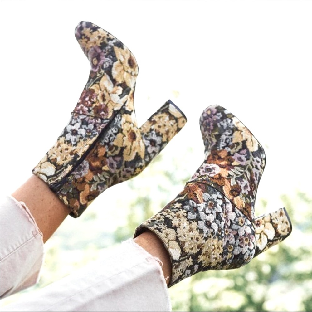 URBAN OUTFITTERS Floral Tapestry chunky heel Boot